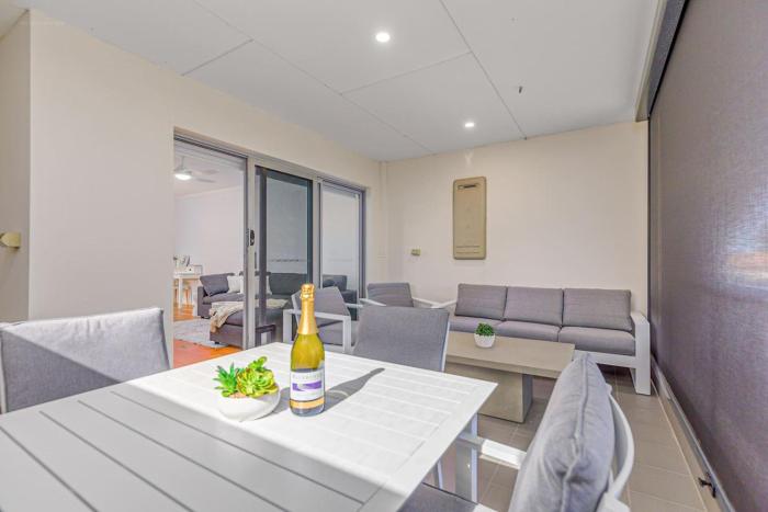Sleeps 4 - 2 bed 2 bath - Restful Suburban Stay