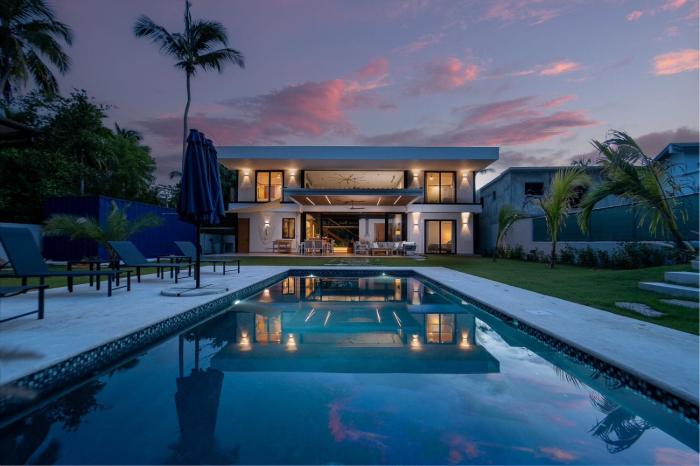 Villa Antonia Spectacular Private Stay with Pool, Just Steps from the Beach, Housekeeping & Kitchen in Exclusive Gated Community