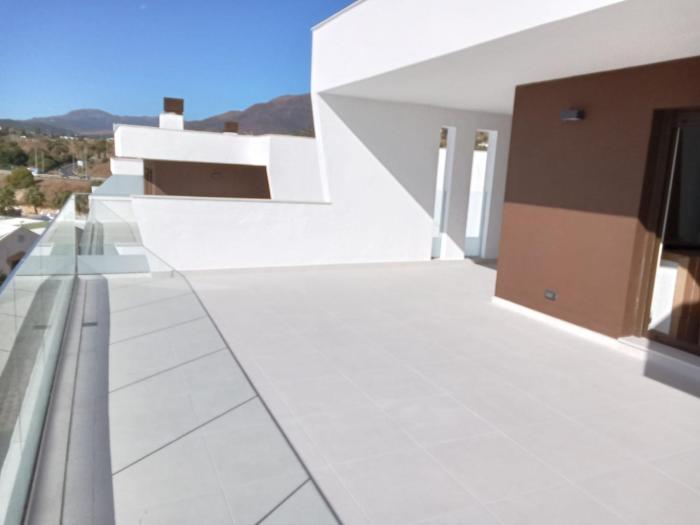 Atico luminoso con gran terraza-Estepona