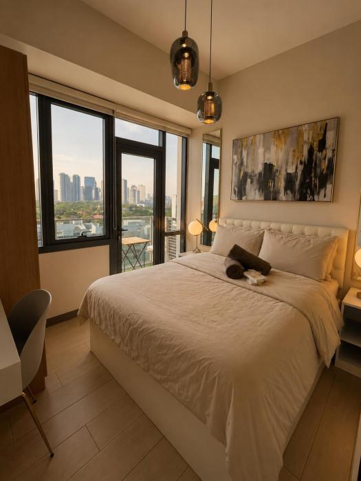 Scenic & Elevated 2 Bedroom Apartment in the City