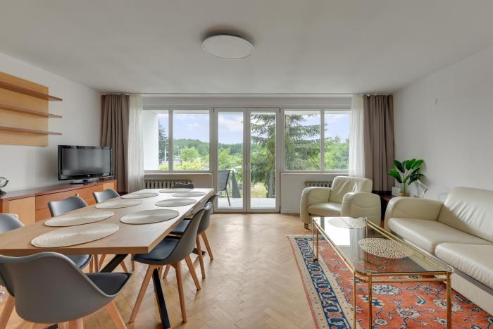 Dom z ogrodem by Grand Apartments