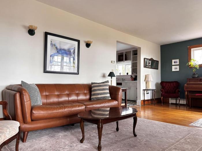 Glaucous Manor | Lake Views Basecamp, Heart of Baddeck