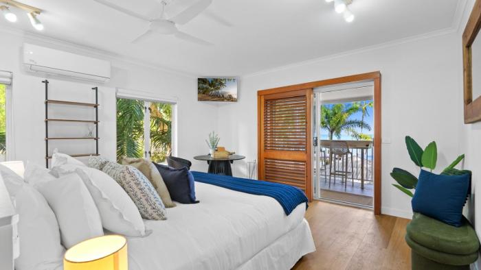 Absolute Beachfront Studio with Pool and Ocean Views