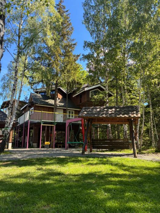 Cabana din padure si casutele din copac Belis