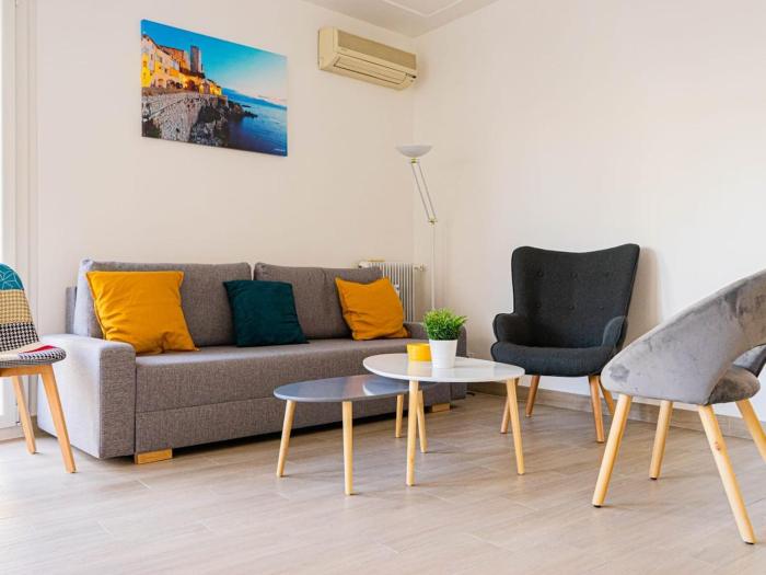 3 rooms with balcony and parking 3 min from the sea