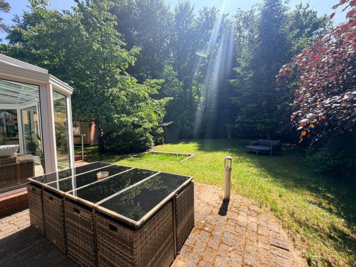 Ferienhaus WALD & WELLE - Deluxe-Appartement EG , großer Garten, Strand 850m Ostsee, Kamin, gratis Parkplatz & Wifi