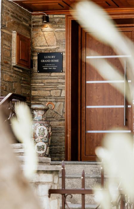 LUXURY GRAND HOME SERRES - 4 Bedrooms -Free Parking - Center