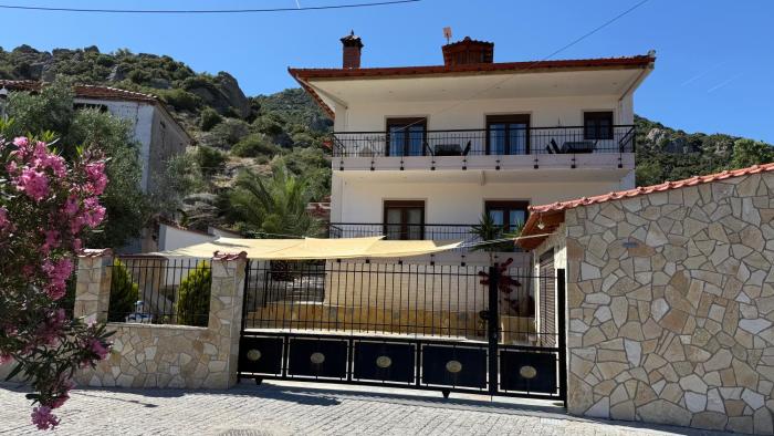 Summer house with the view of Athos