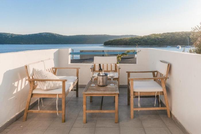 Apartments on island Molat next to the sea - by TA Leut Agency