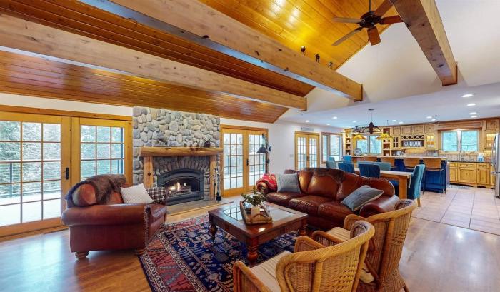 Hilltop Lodge - Beautiful Hayden Lake Home W Deck