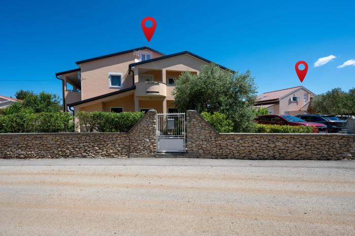 Apartments with parking space Vrsi, Zadar - 25947