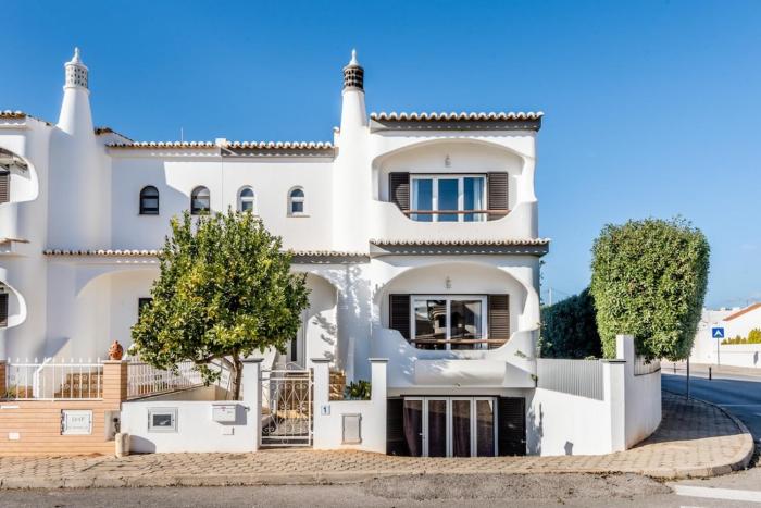 3 bedroom house near the beach Vau -Complete House