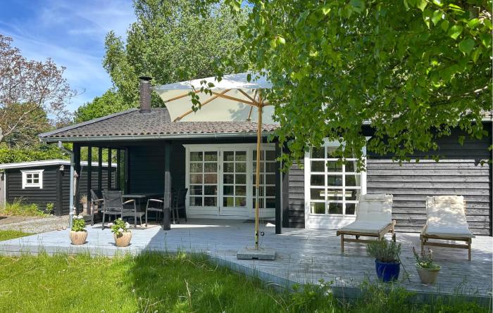 3 Bedroom Beautiful Home In Dronningmølle