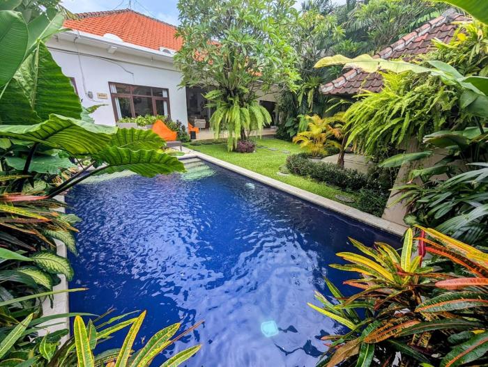 Bali Green 4 Bedroom 5 AC Tropical Garden Pool Villa with Closeable Lounge - Short Walk to the Beach