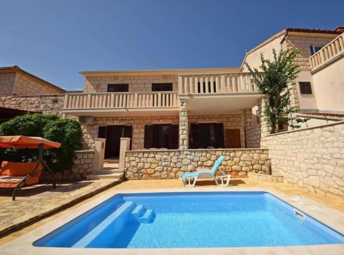 Beachfront holiday home with outdoor pool