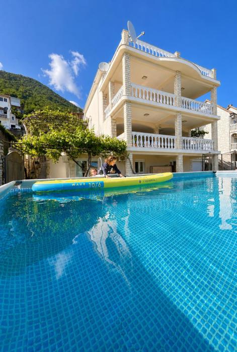Family House with pool & sea view