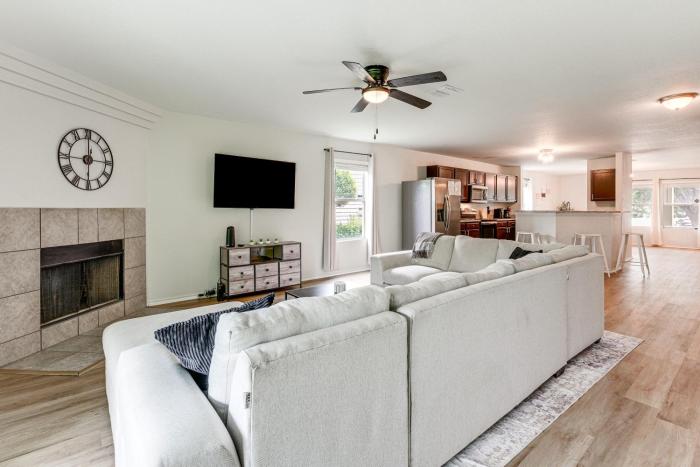 Pool Table & Patio! Group Hub, 4 Mi to SeaWorld