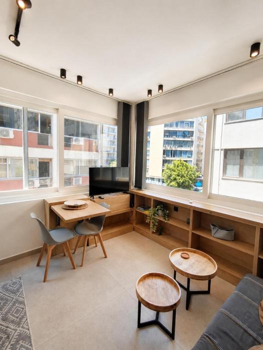 Warm urban-chic corner apartment