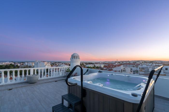 Luxe Penthouse, BBQ, jacuzzi, games, ocean view, Oura 2-min walk - By Seareen