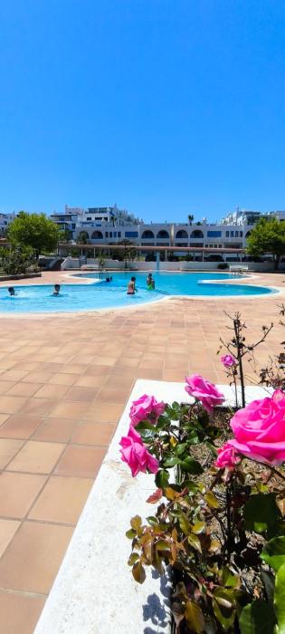 Appartement élégant avec vue sur la piscine et la mer