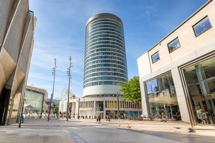 Stylish City View Apartment At The Rotunda