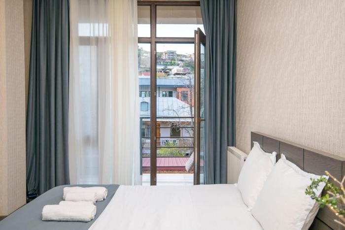 Cozy Saburtalo Stay with Balcony View