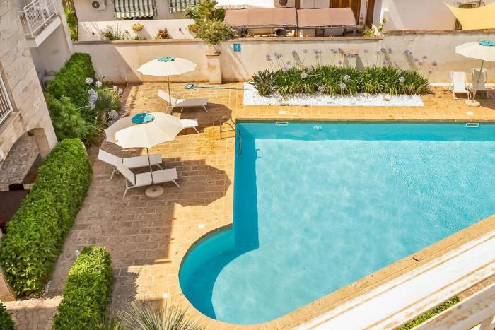 Appartamento con piscina, parcheggio privato e WiFi