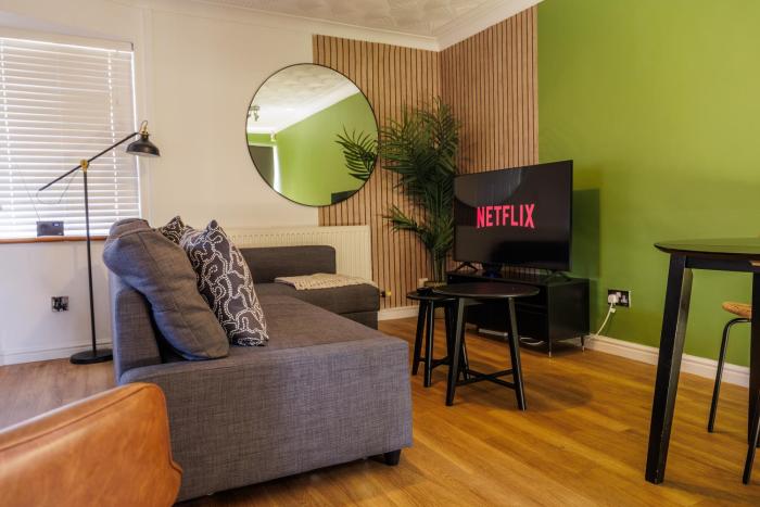 Irene Suite I Cozy 2BRM Bungalow I Sleeps 6 I Close to Principality Stadium I Cardiff Castle I Wales Millennium Centre I WiFi I Parking and Easy Access to Barry Island