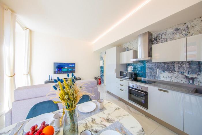 Luxurious and Bright Apartment with Balcony, 6 Guests