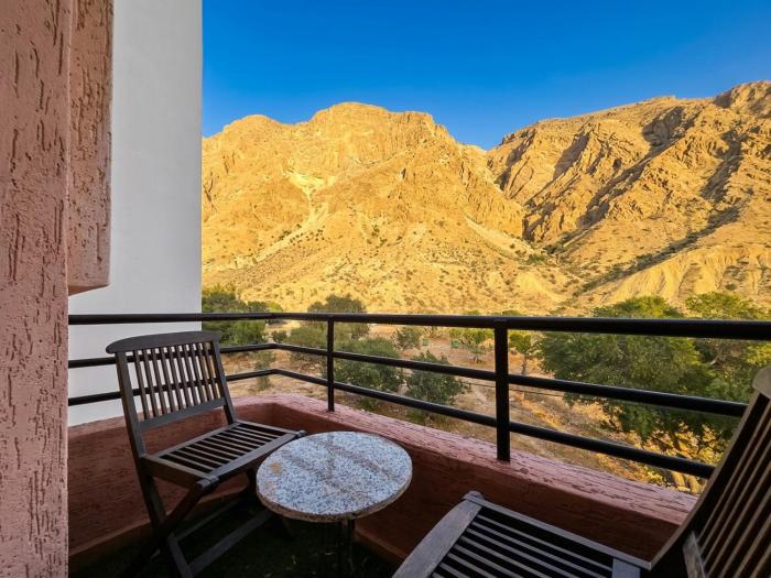 The Terracotta Peak - Terrace & Mountain View