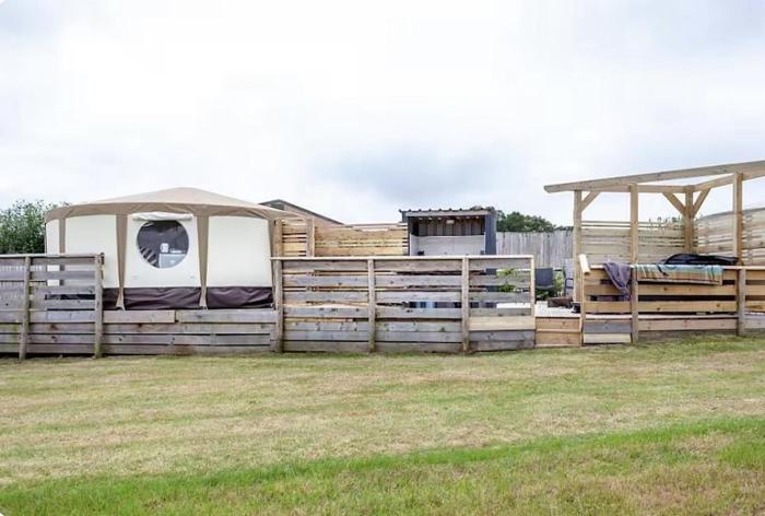 Yurt with private Hot tub and private wc