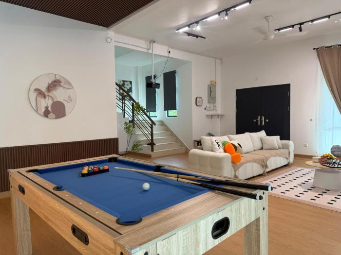 Malacca ayer keroh villa 2storey ,16pax ktv pool & pool table melaka