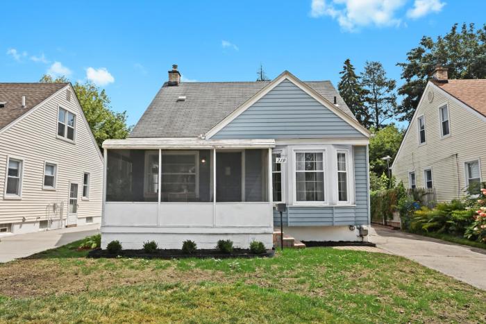 Stylish 3 Bedroom Metro Detroit Gem, Renovated with Game Room