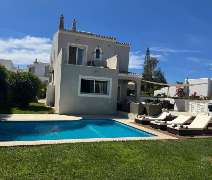 4 Bedroom Villa with Heated Pool close to Old Village