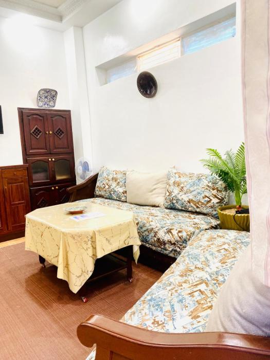 Cosy appartement avec patio au centre ville, bien équipé, Fibre haut débit