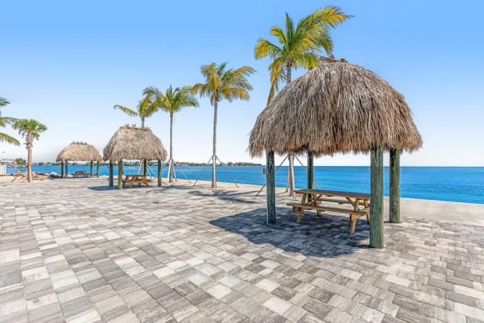 New studio with oceanfront pool, picnic areas, & great views