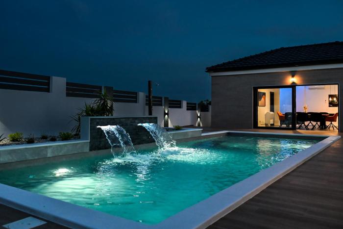 Modern house with pool & indoor heated jacuzzi