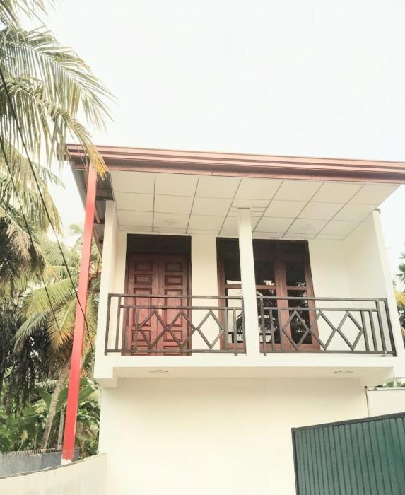 Paragone Home Stay Modern 3BR Apartment Style Home AC 5 Min to Enderamulla Station 15 Minute Train Ride to Colombo