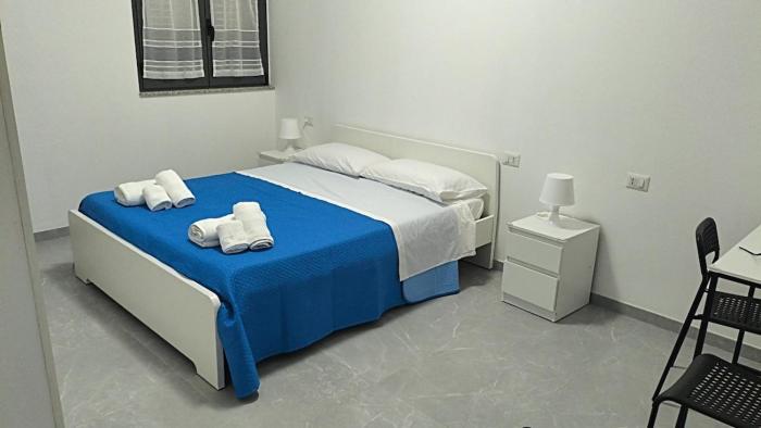 Double room with queen size bed and private bathroom
