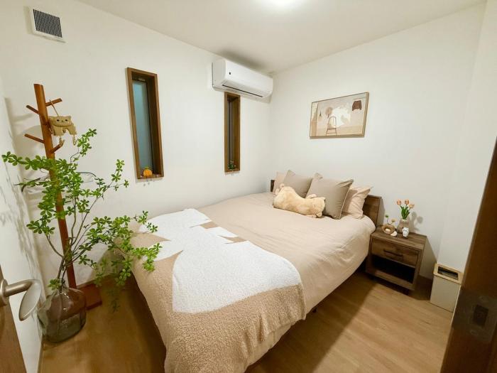 Walking distance to Osaka Castle Park Located in Osakas residential area 3-5 minutes on foot to the station Direct access to Shinsaibashi and Tsūtenkaku 2 toilet and 2 bathrooms