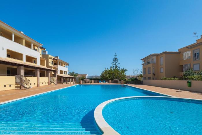 Stylish Townhouse with Pool, Vilamoura