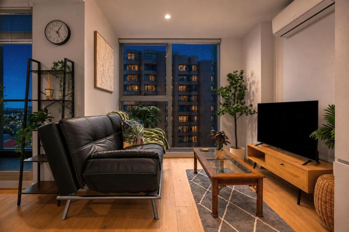 2BR Urban Jungle Escape Walk to Everything