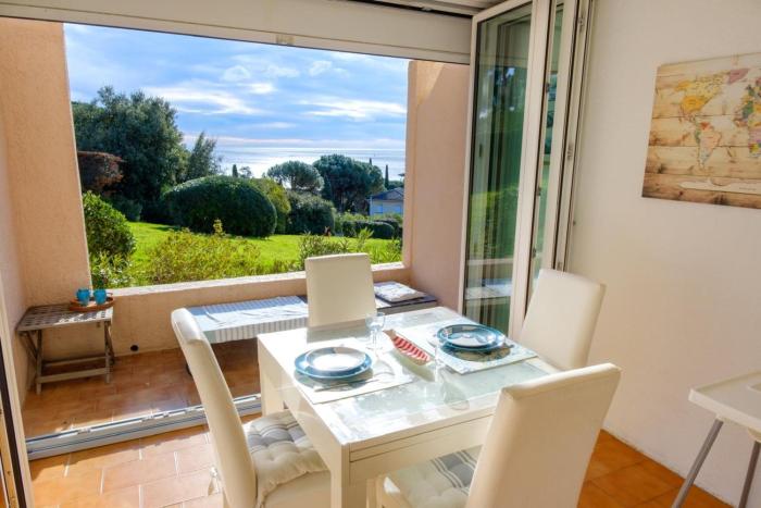 Bright Apartment with Sea View and Swimming Pool