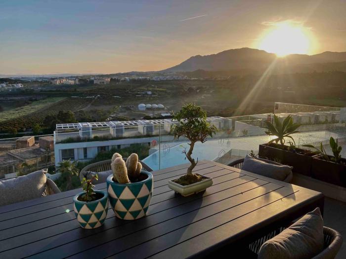 Sea-View Penthouse and Infinity Pool, Estepona