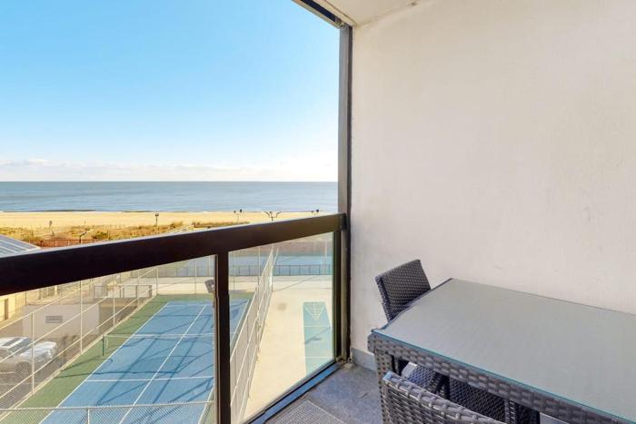Charming beach condo overlooking tennis courts with balcony & pools