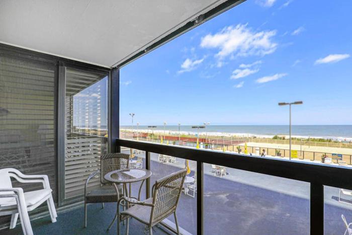 Spacious & bright beachfront condo with ocean views from balcony & pool
