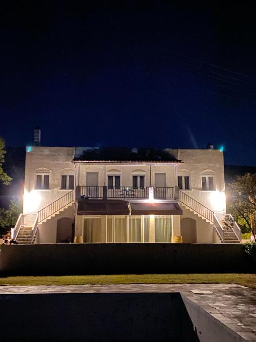 The V suites of Aegina 2