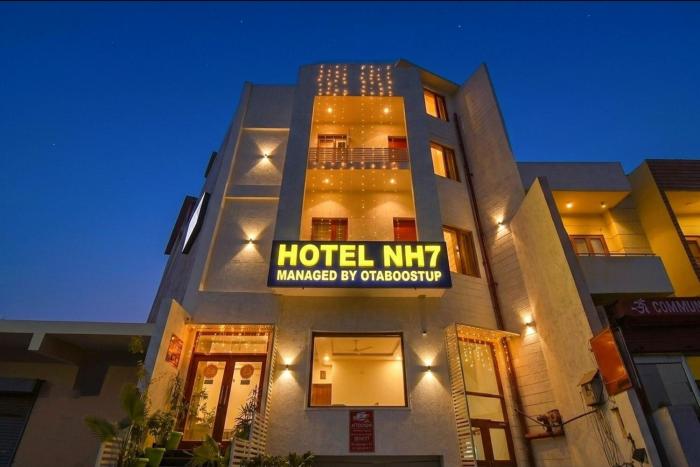 Hotel NH7 Zirakpur Bus stand