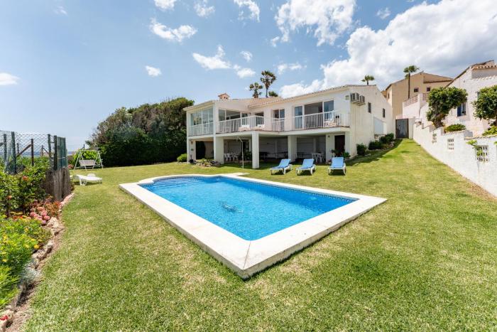 Villa with private pool and direct access to the beach