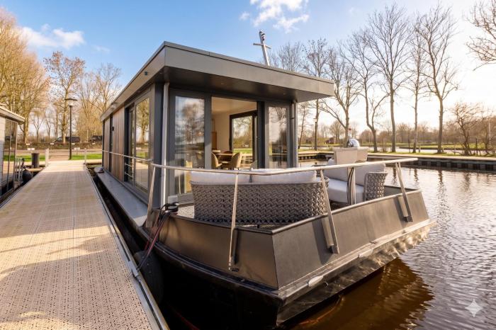 Welcome in - Houseboat Boatique Sneek - Unieke beleving, wakker worden op het Sneekermeer